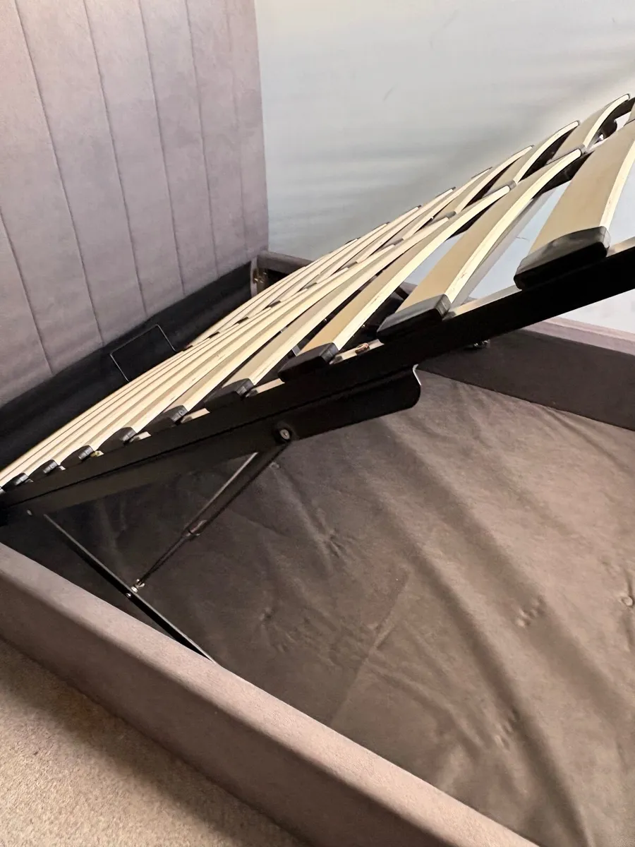 Double bed - Image 1