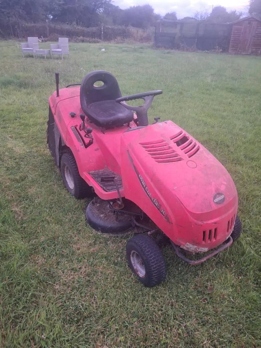 Ride on lawnmower - Image 1