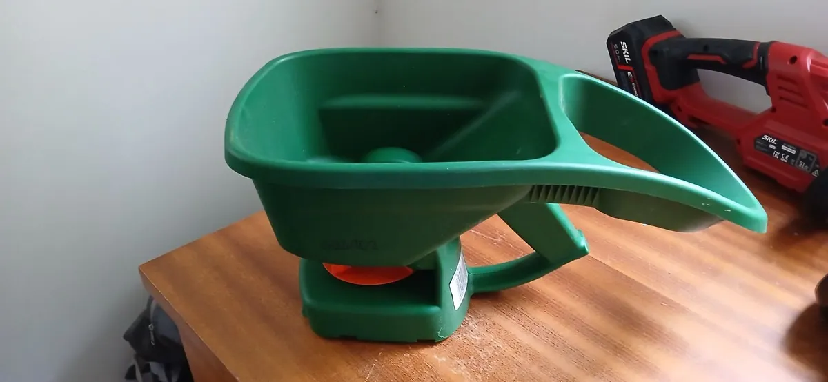 Hand held fertiliser  spreader - Image 2