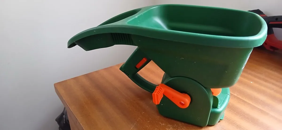 Hand held fertiliser  spreader - Image 1