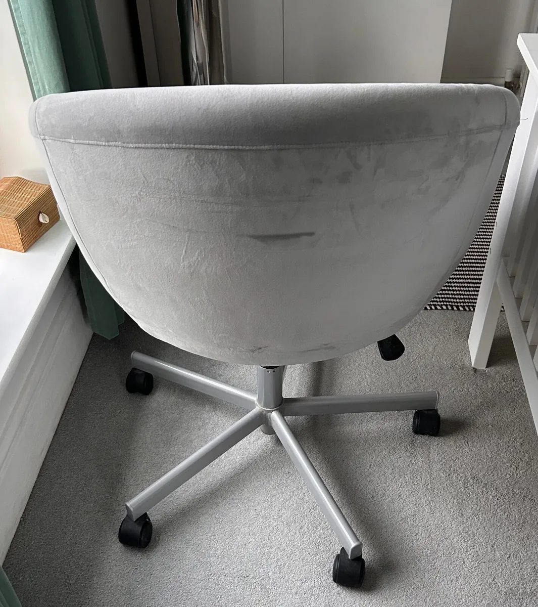 Swivel desk chair, plus white desk - Image 1