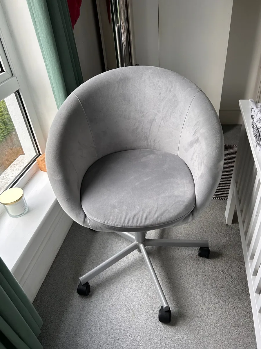 Swivel desk chair, plus white desk - Image 3