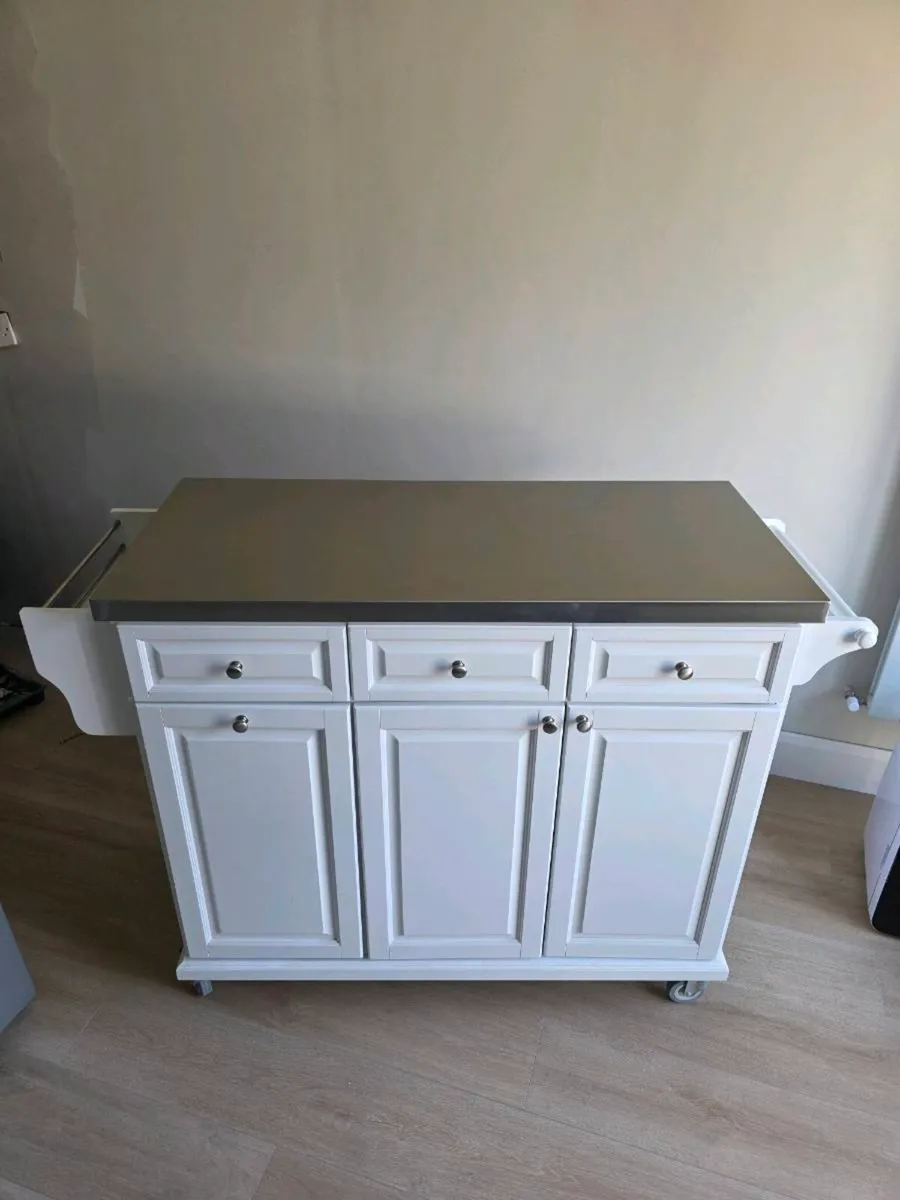Kitchen island - Image 1
