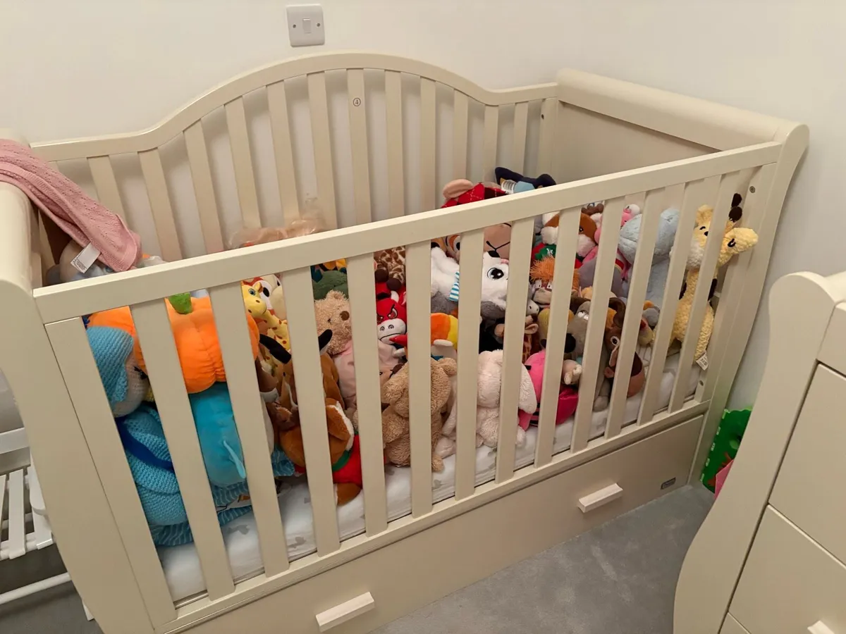 Cot bed and changing table/ chest of drawers - Image 3