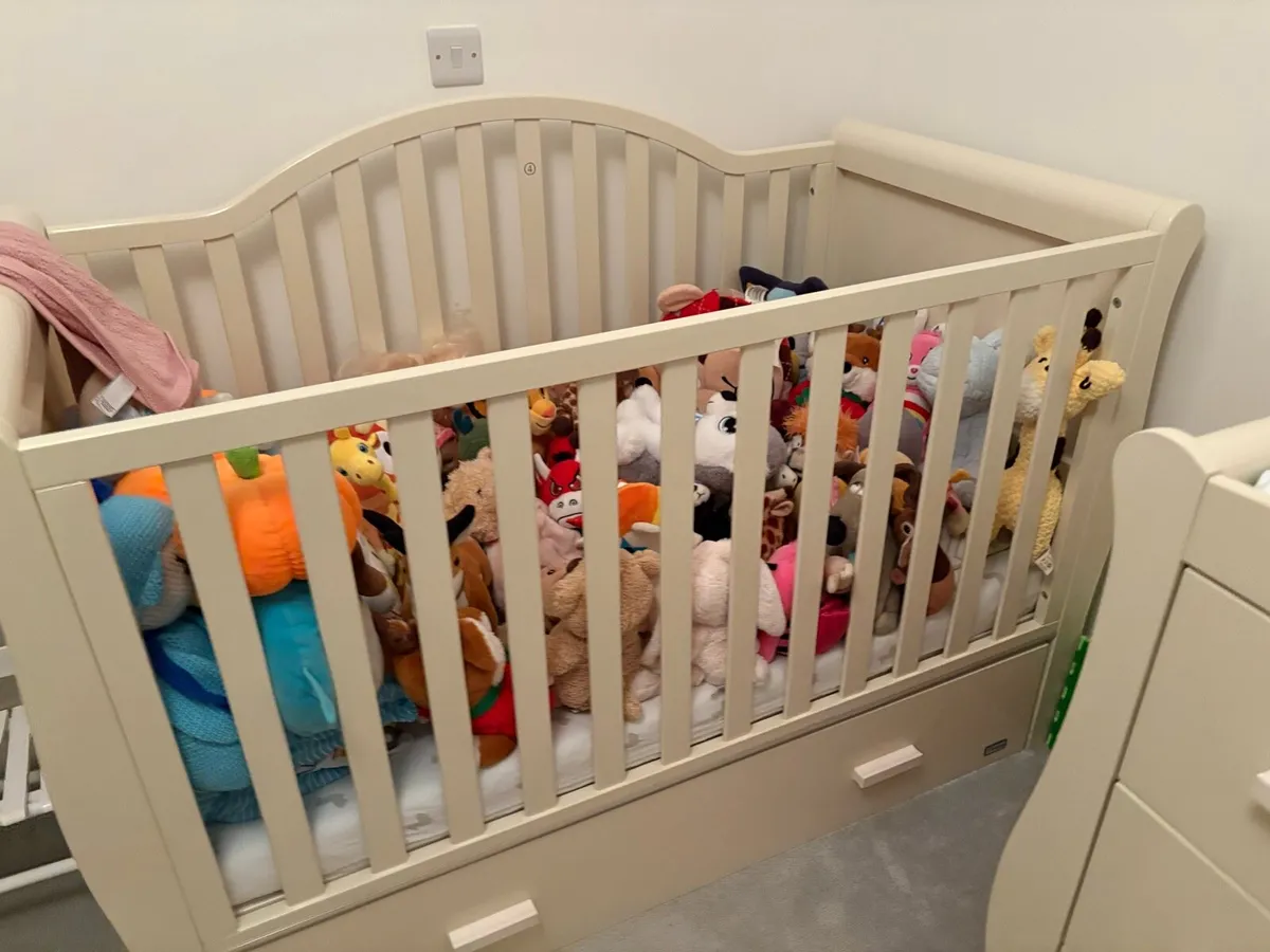 Cot bed and changing table/ chest of drawers - Image 4