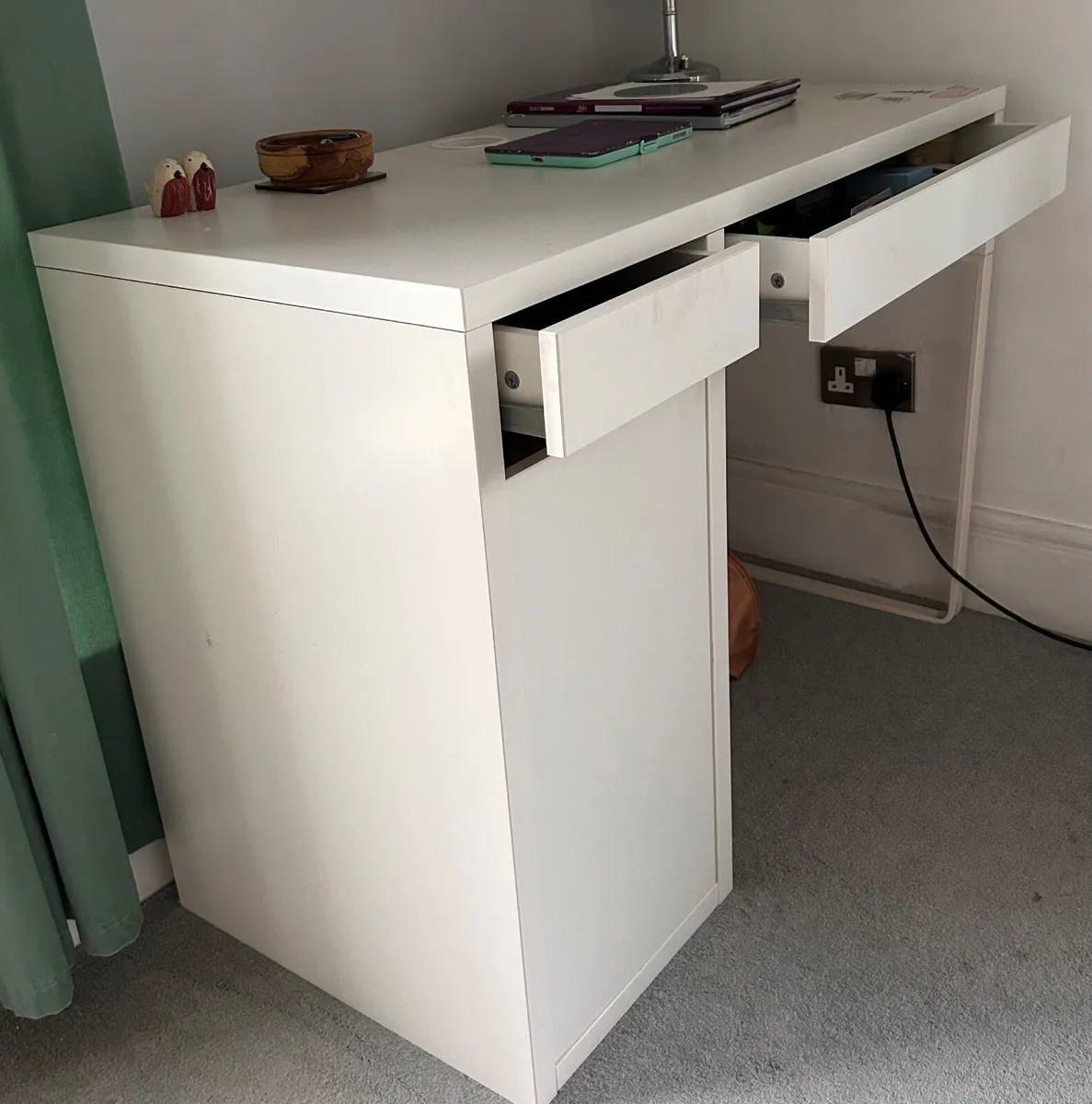 Swivel desk chair, plus white desk - Image 4