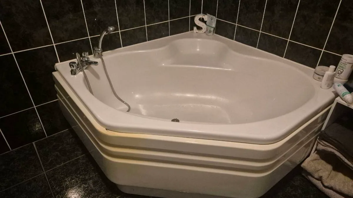Corner bath - Image 1