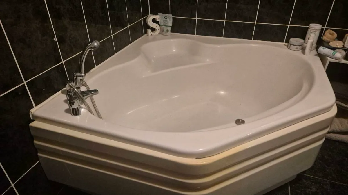 Corner bath - Image 2