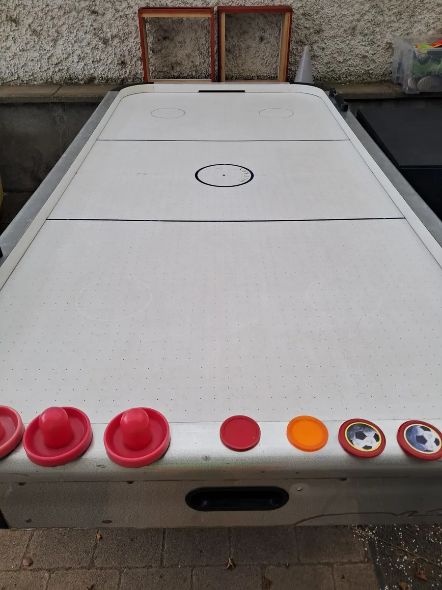 Air hockey table - Image 1