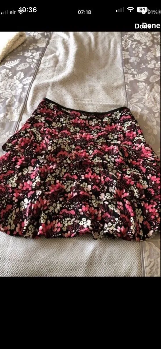 Ladies designer skirt size 10 €10 - Image 1