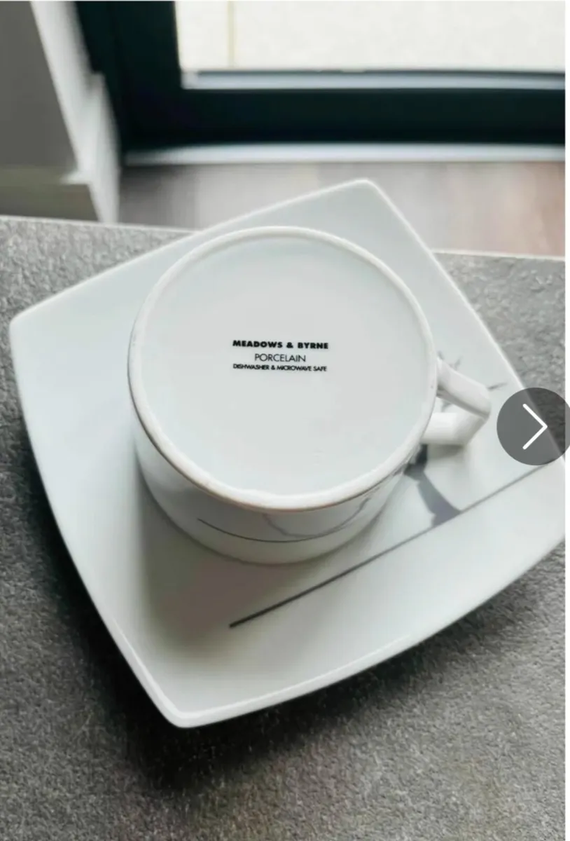 Cups and saucers - Image 1