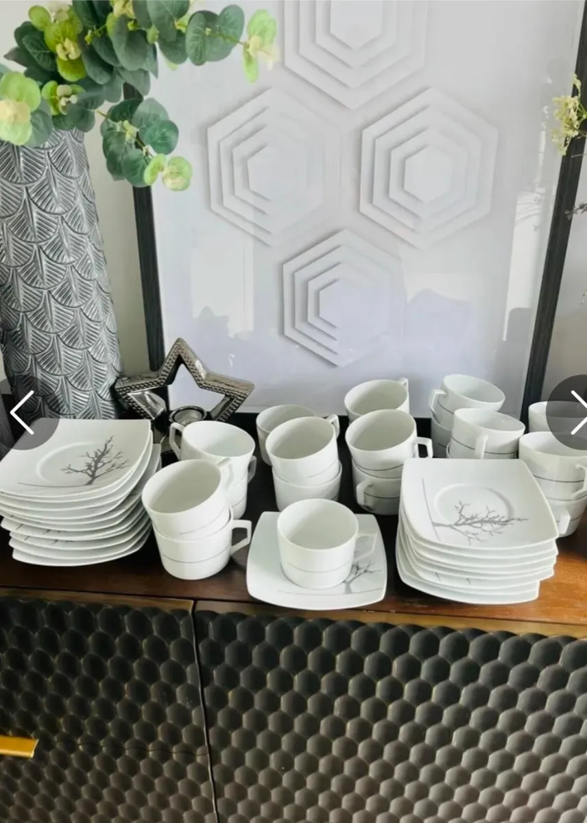Cups and saucers - Image 2