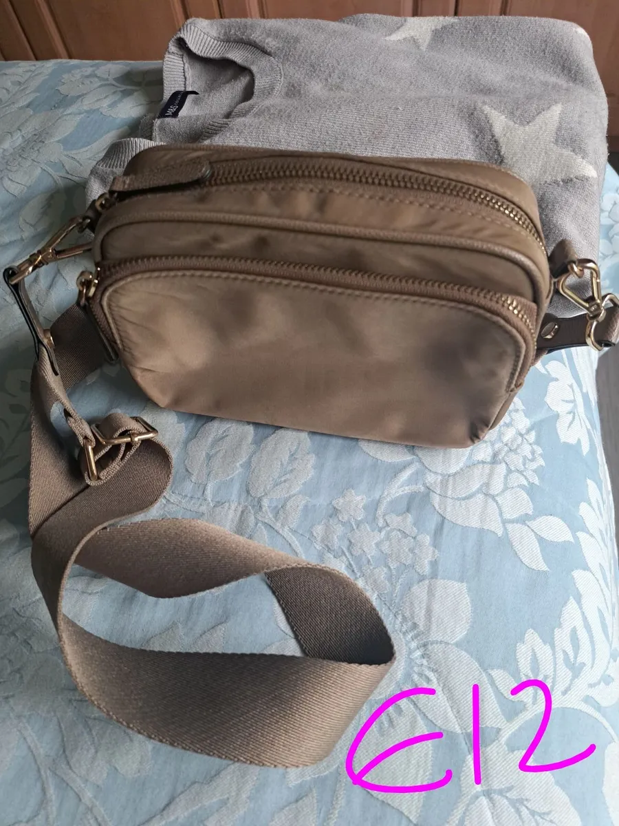 A selection of ladies bags - Image 4