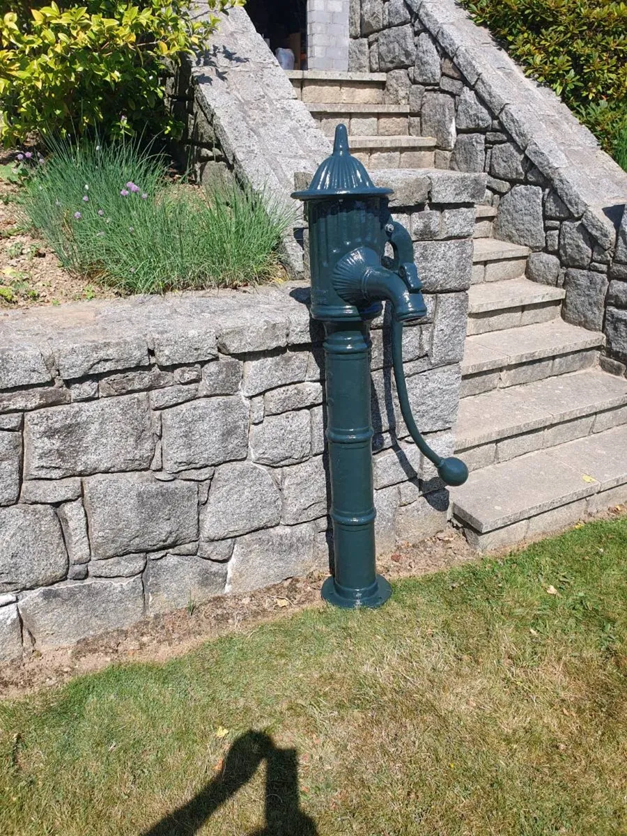 Village style water pump - Image 1