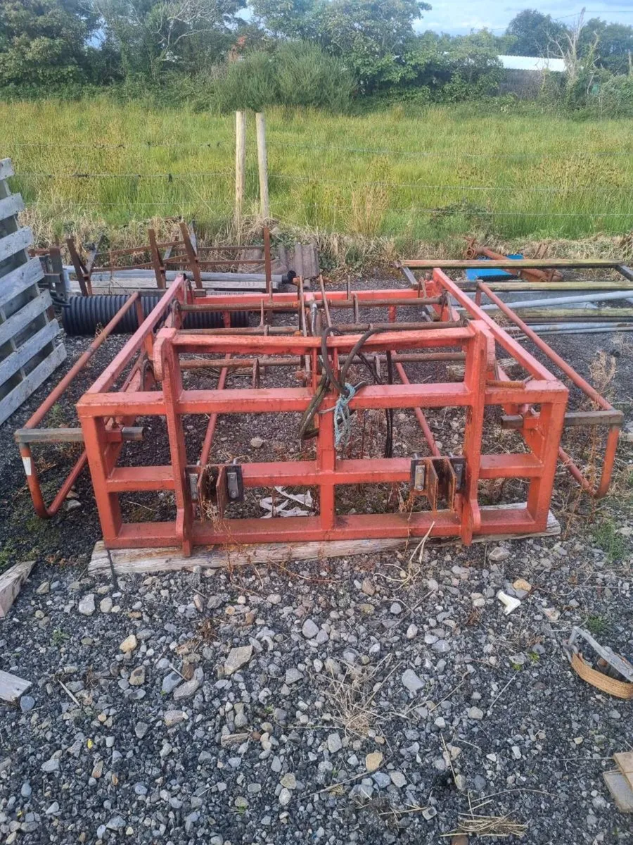 Flat 8 bale grab/accumulator - Image 2