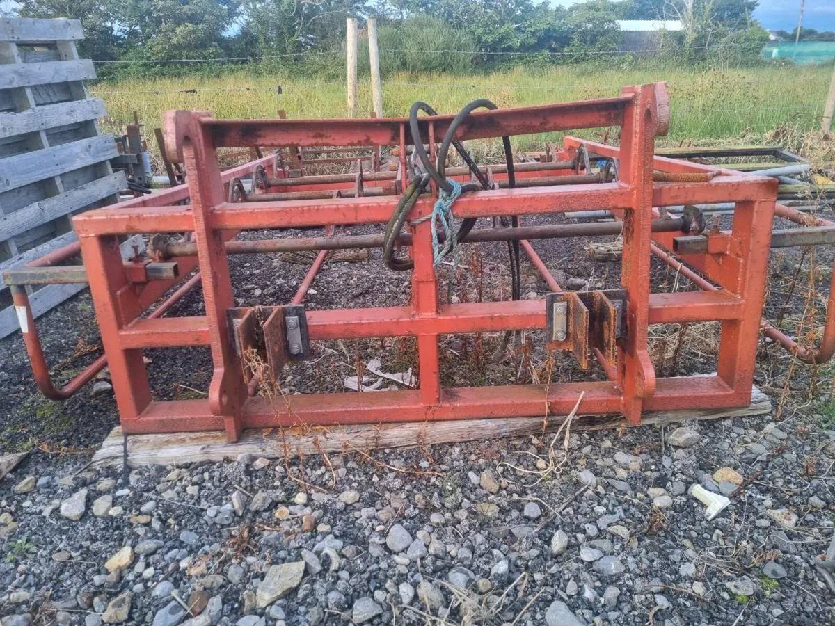 Flat 8 bale grab/accumulator - Image 3