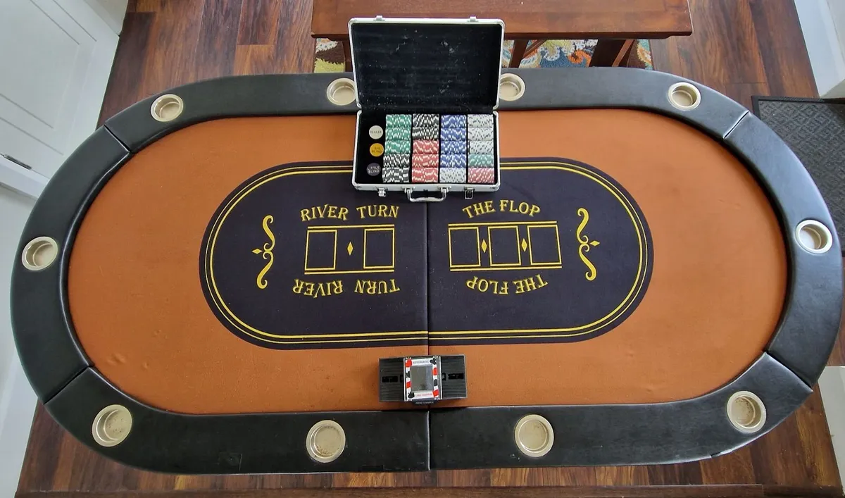 10 seat poker table, chips & dealing machine - Image 1