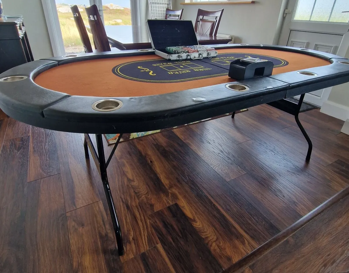 10 seat poker table, chips & dealing machine - Image 2