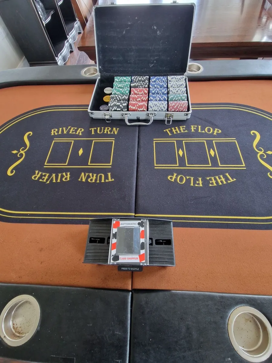 10 seat poker table, chips & dealing machine - Image 3