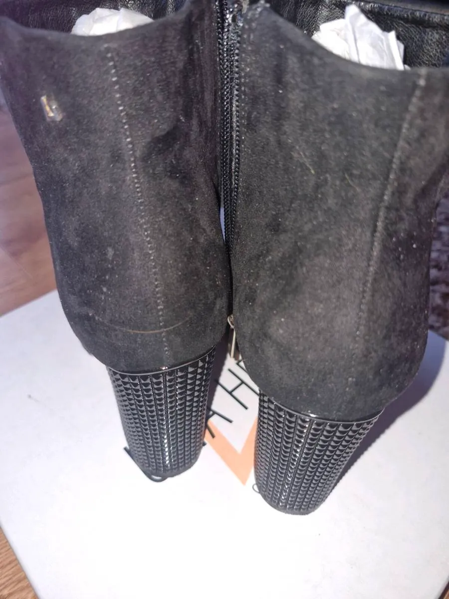 Boots - Image 2