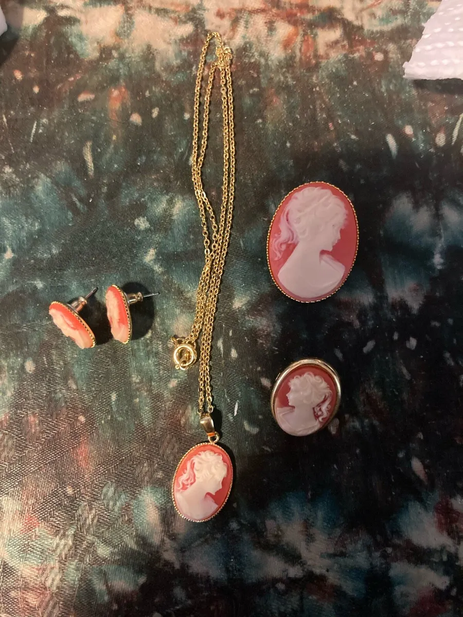 Cameo set free postage - Image 1