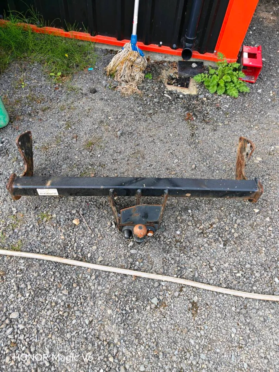 Tow hitch off mercedes Vito - Image 1