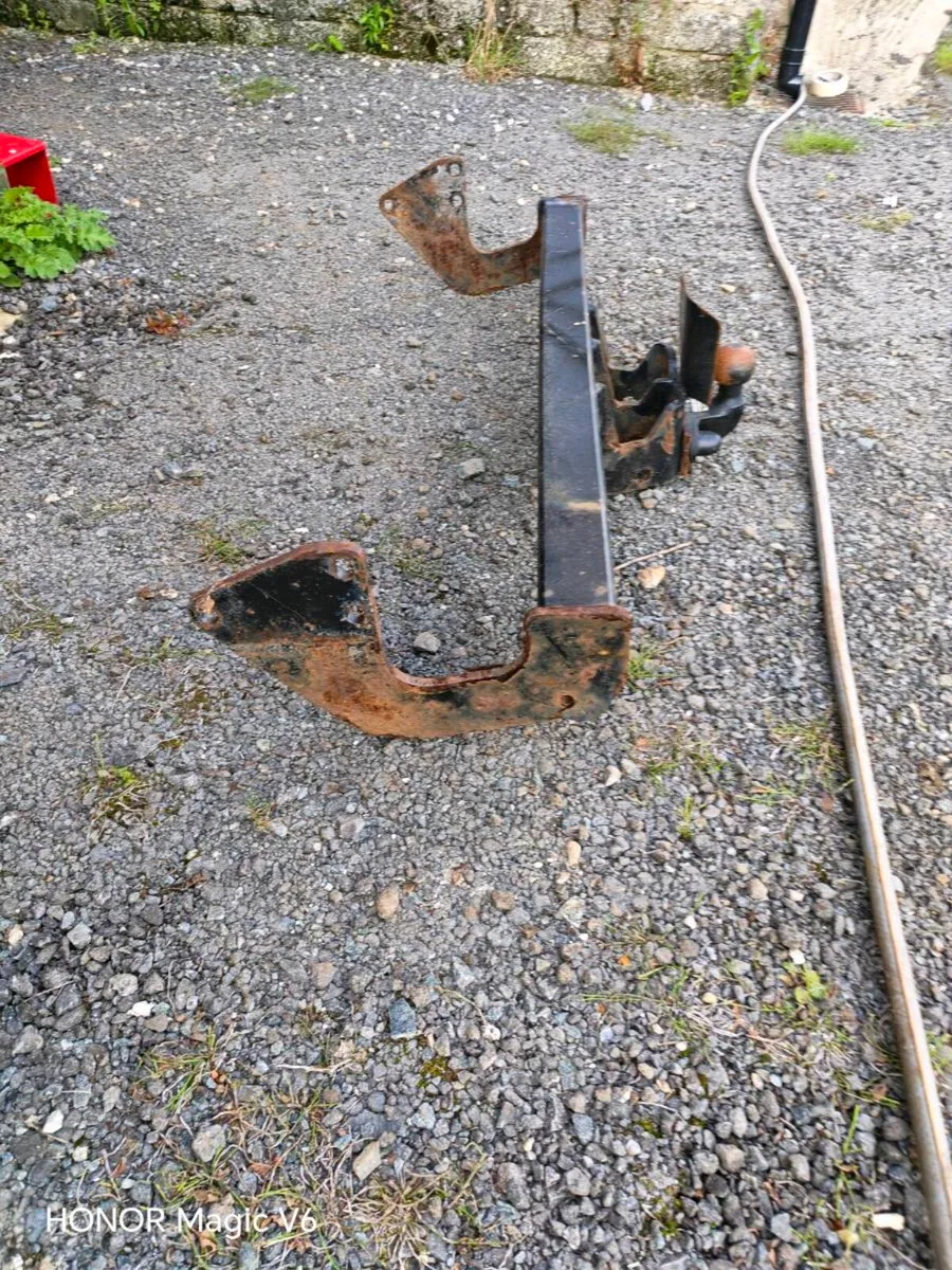Tow hitch off mercedes Vito - Image 3