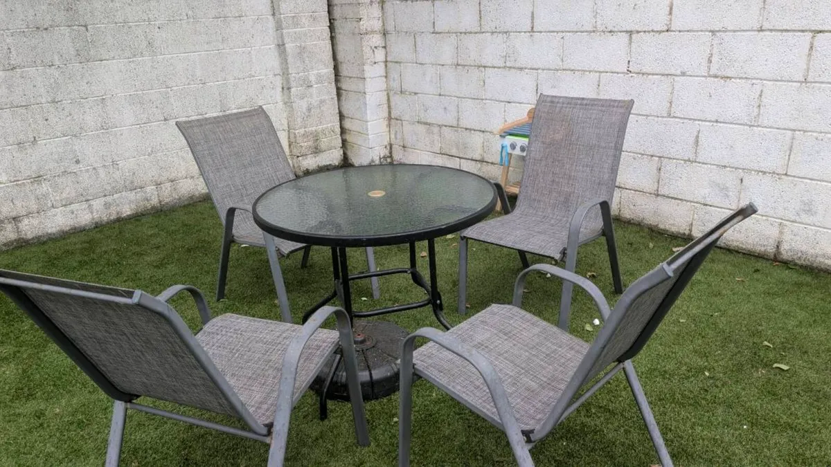 OUTDOOR TABLE AND CHAIRS - Image 1