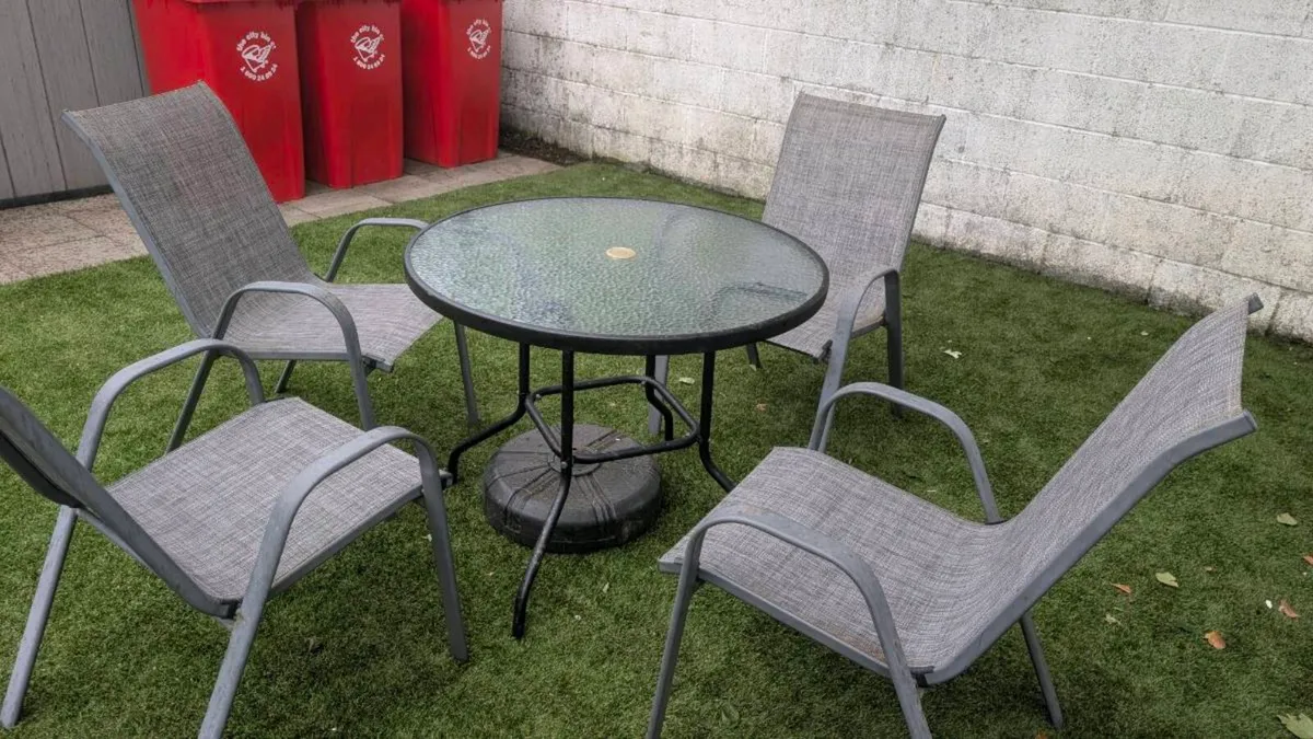 OUTDOOR TABLE AND CHAIRS - Image 2