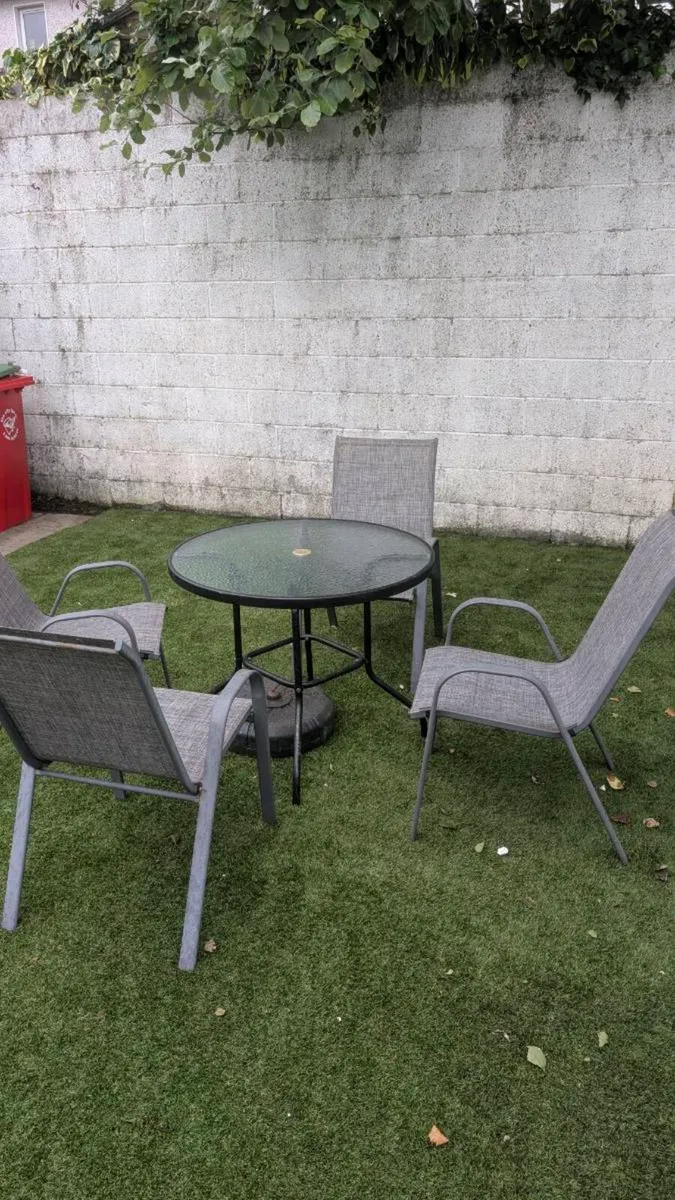 OUTDOOR TABLE AND CHAIRS - Image 3