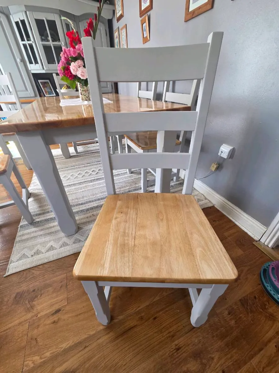 Table and chairs - Image 4