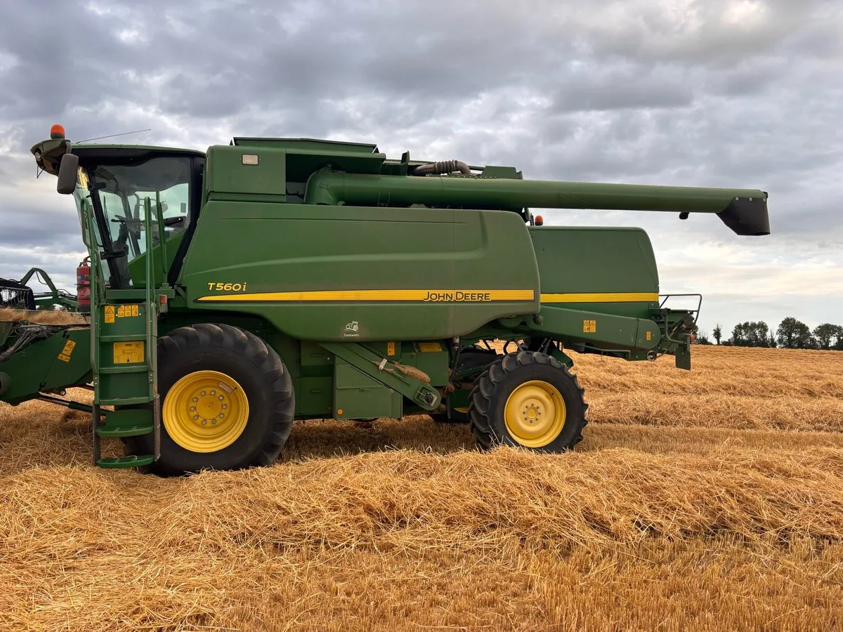 2015 John Deere T560i - Image 2