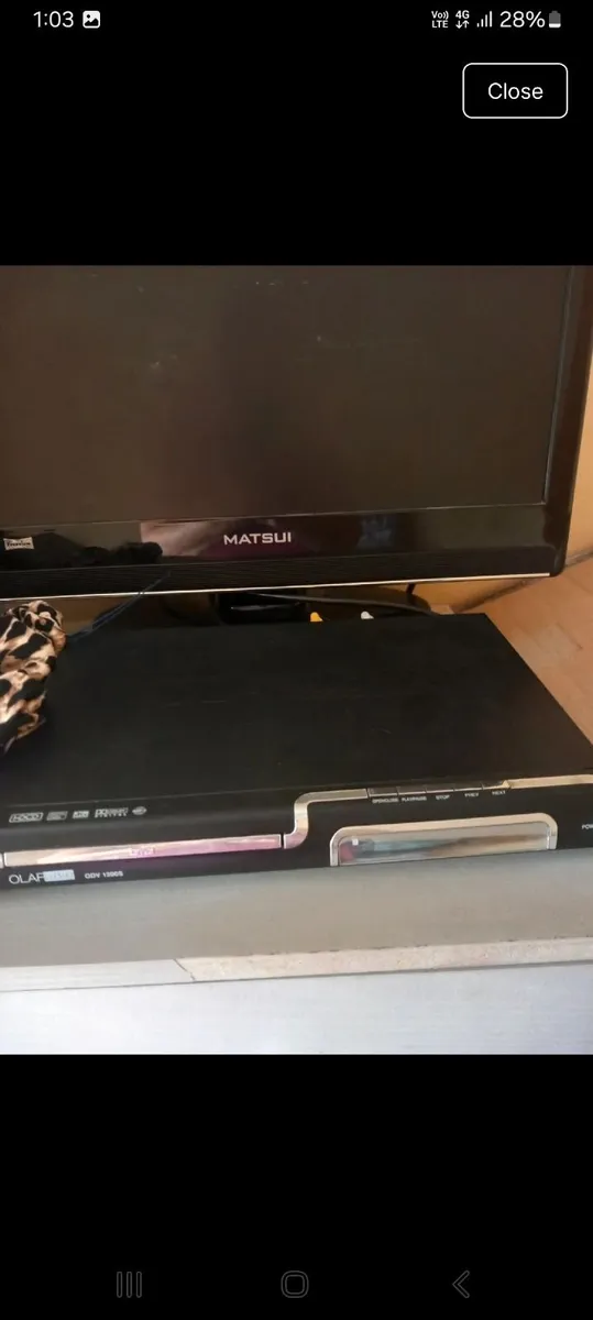 Small tv and seprate dvd player - Image 1