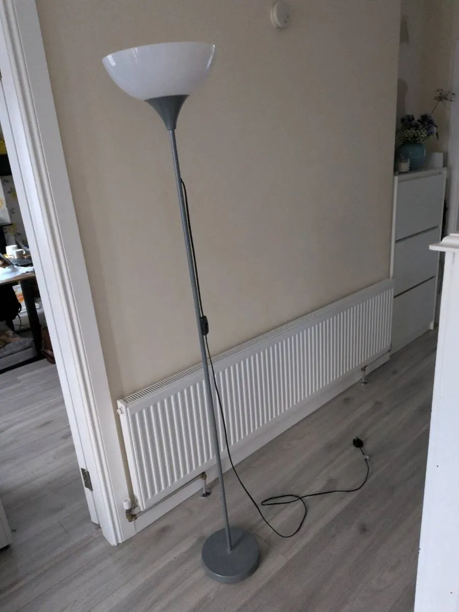 Tall lampstand