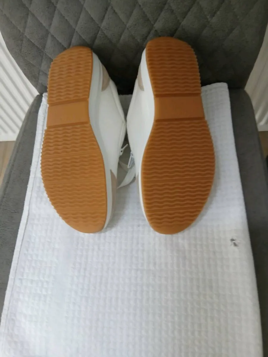 LADIES TRAINERS NEW - Image 4