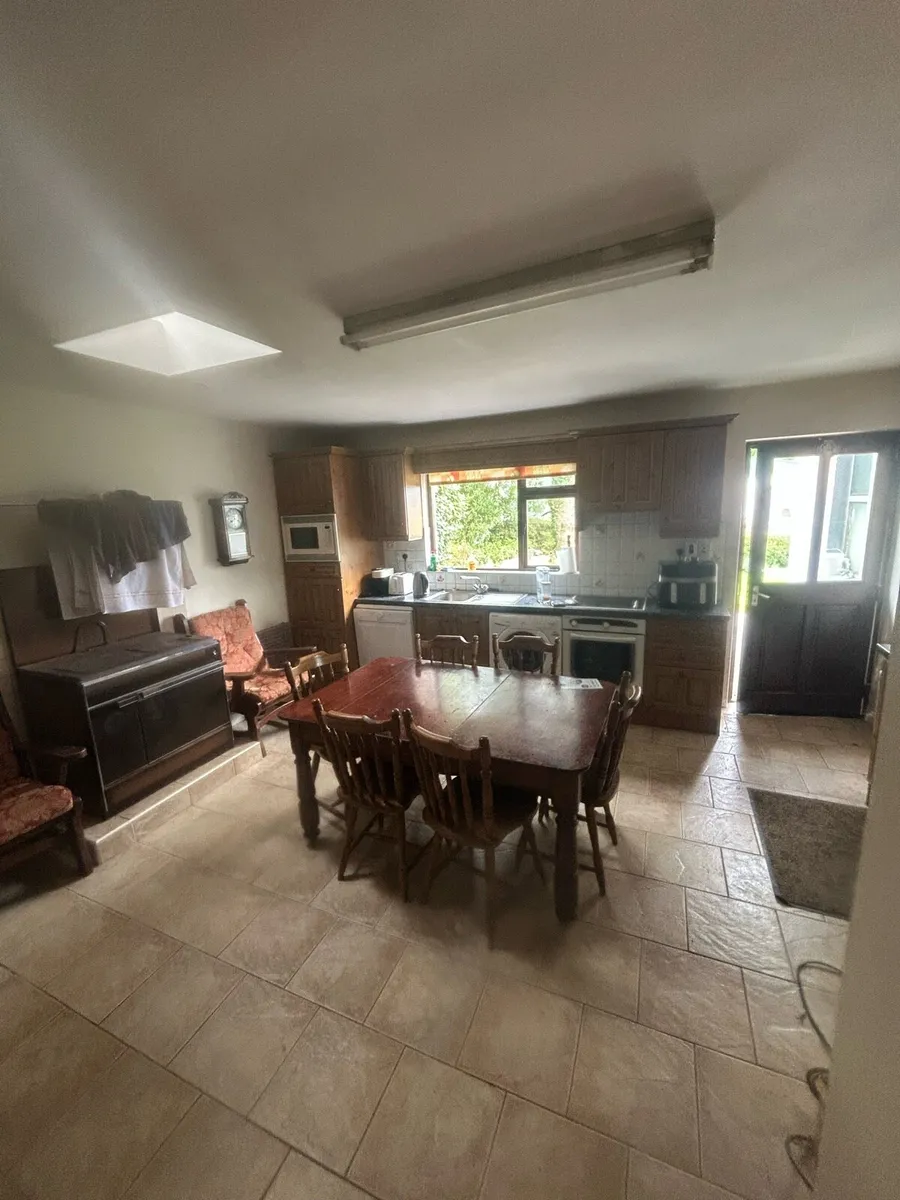 Kitchen and Living Items - Image 1