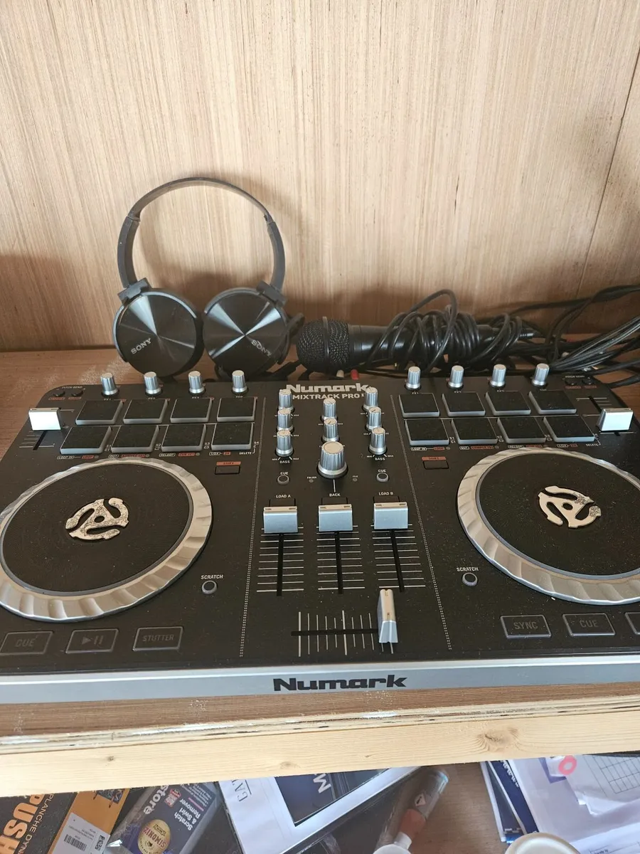 DJ Equipment - Image 1