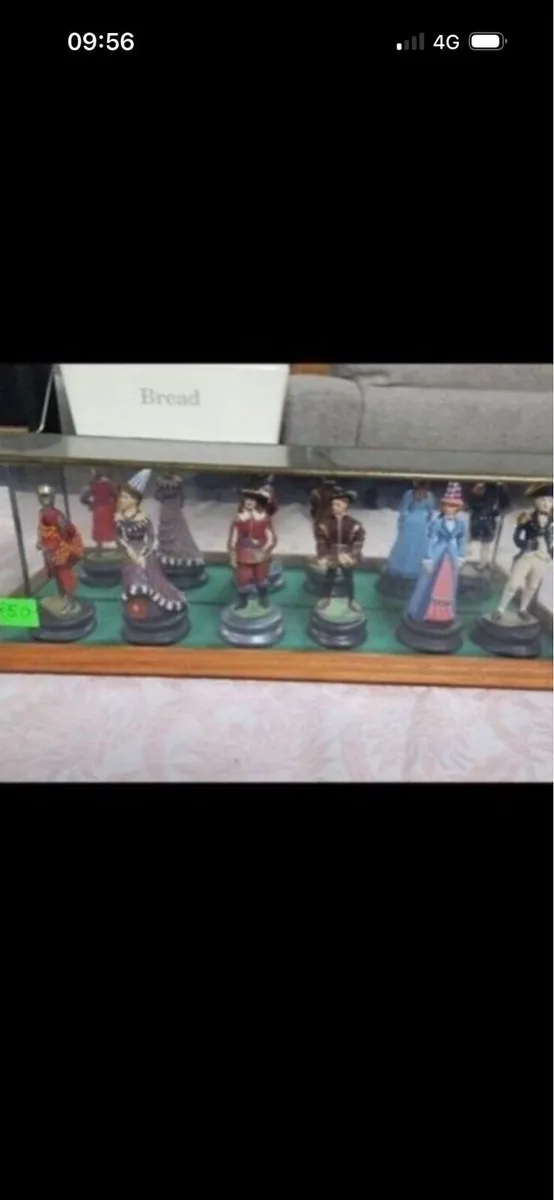 Figures in glass  case - Image 1