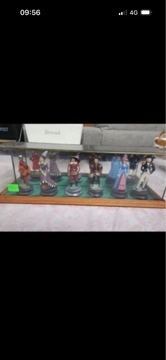 Figures in glass  case - Image 2