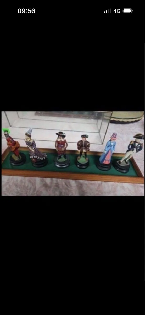 Figures in glass  case - Image 3