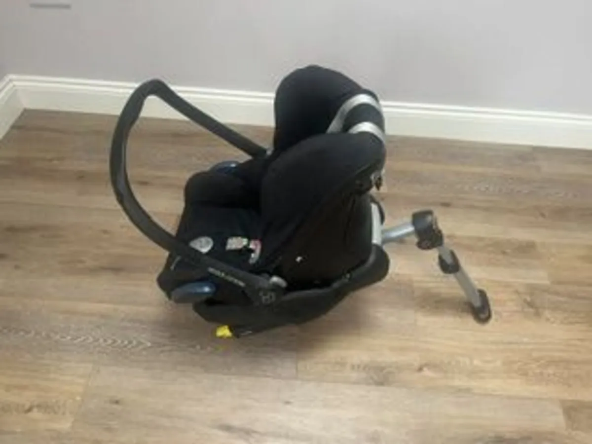 Maxi Cosi Car Seat with Isofix Base - Image 3