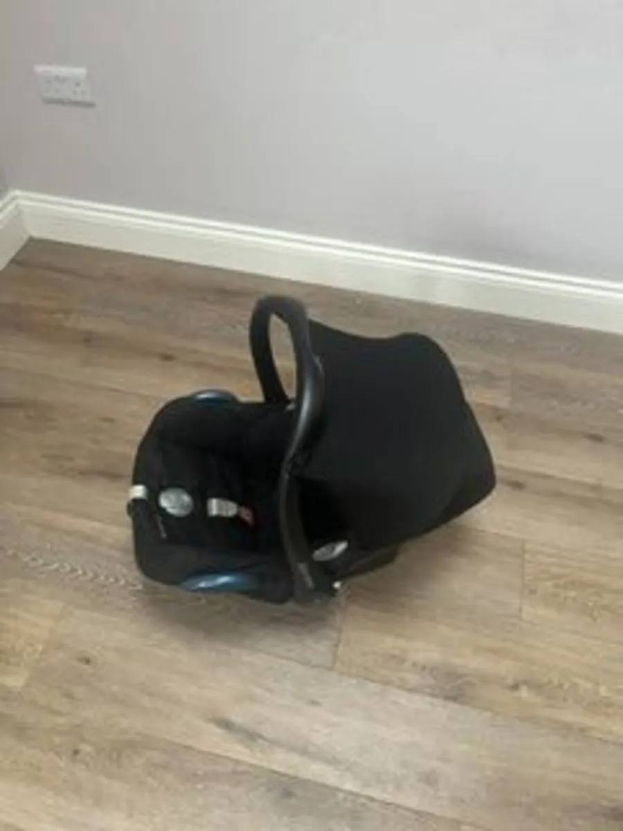 Maxi Cosi Car Seat with Isofix Base - Image 2
