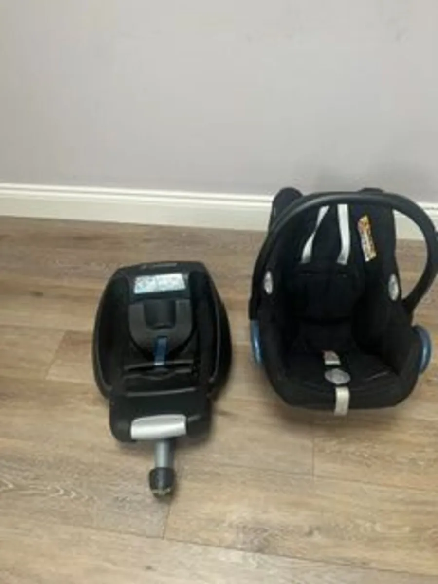 Maxi Cosi Car Seat with Isofix Base - Image 1