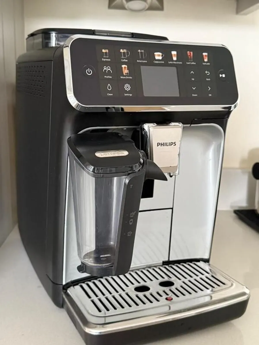 Philips Series 5500 LatteGo Fully Automatic Coffee Machine (EP5546/70) - Mint Condition - Image 1