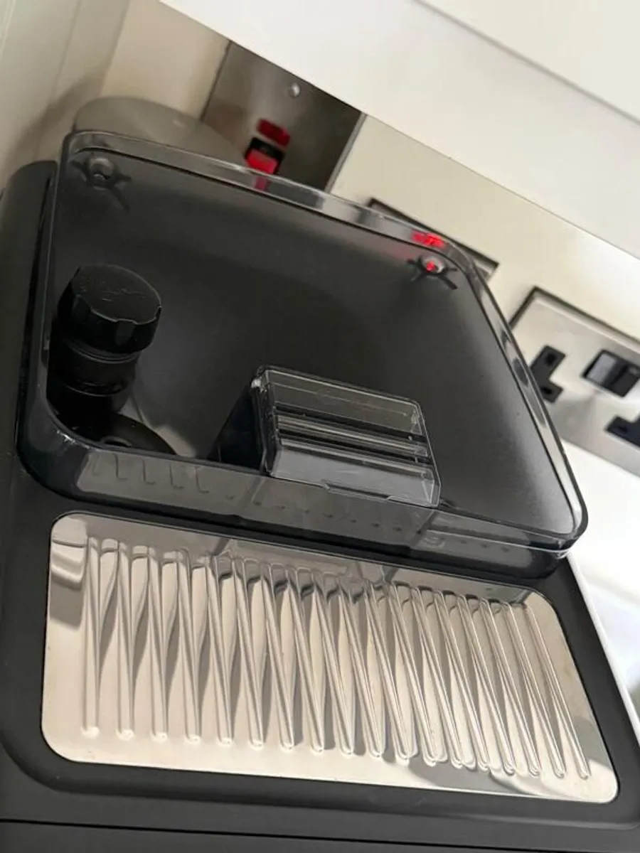 Philips Series 5500 LatteGo Fully Automatic Coffee Machine (EP5546/70) - Mint Condition - Image 3