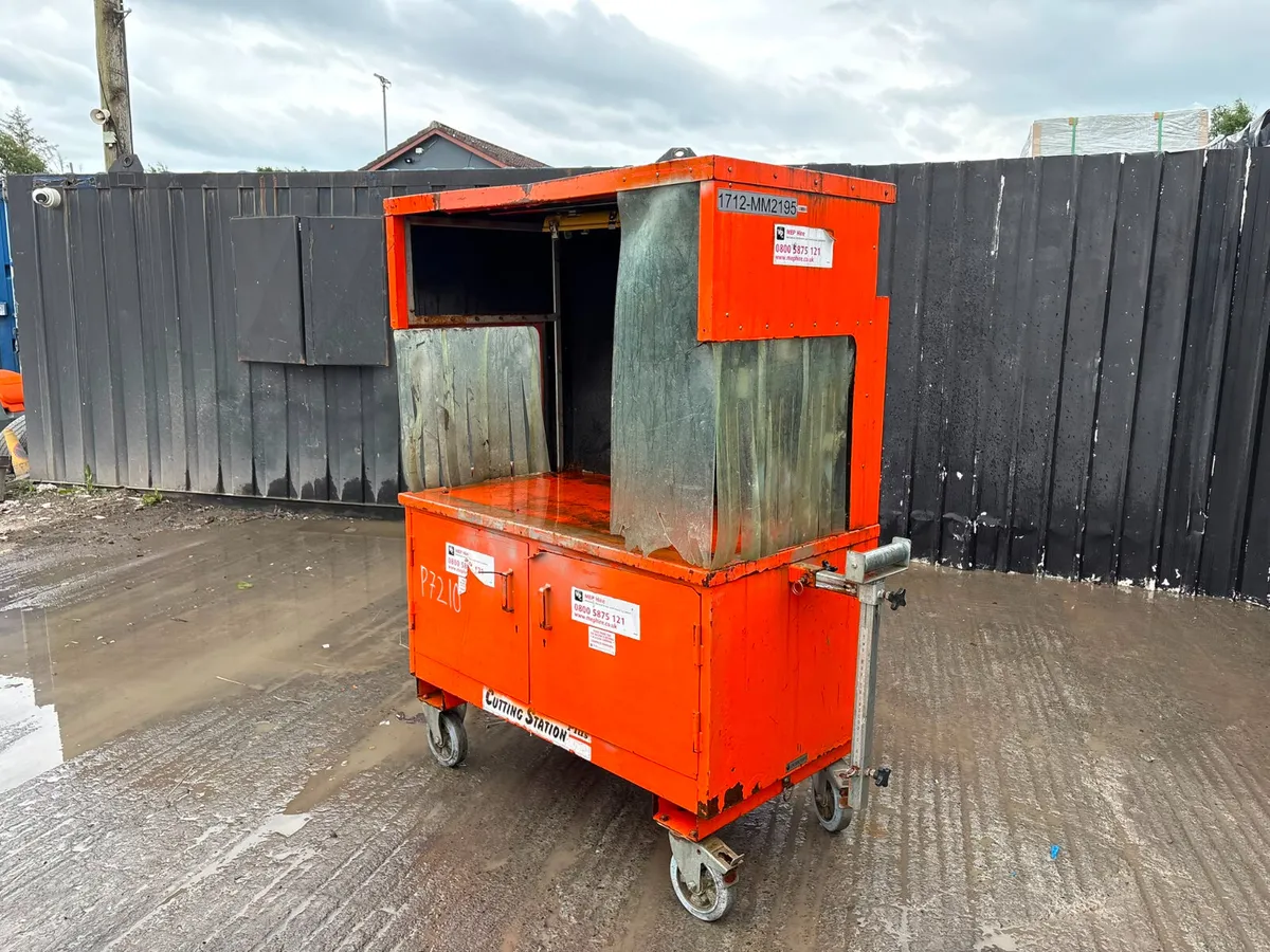 orange wheeled cutting station / cutting booth - Image 1