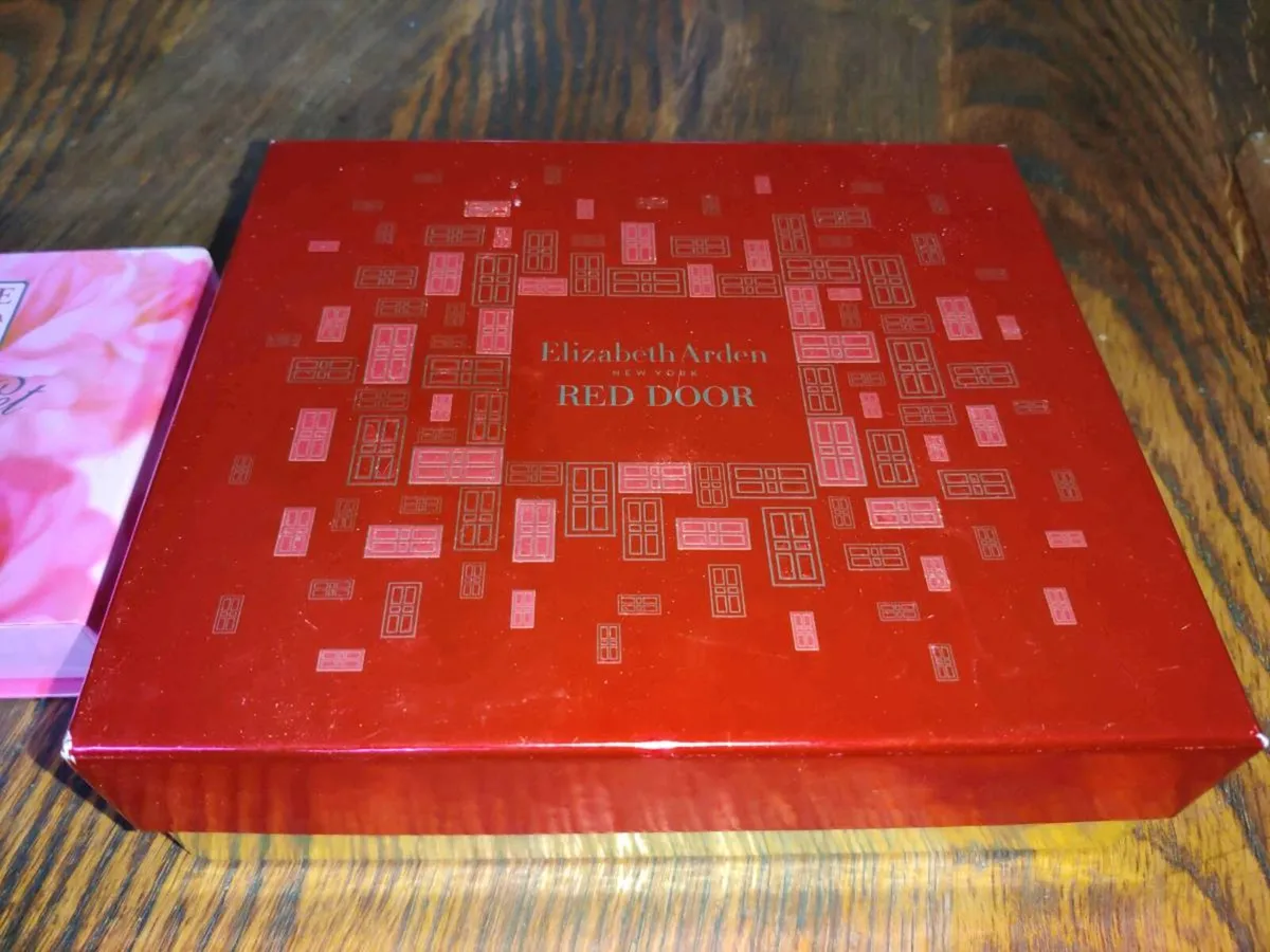 HUGE RED DOOR, ELIZABETH ARDEN, Perfum Set ! - Image 2