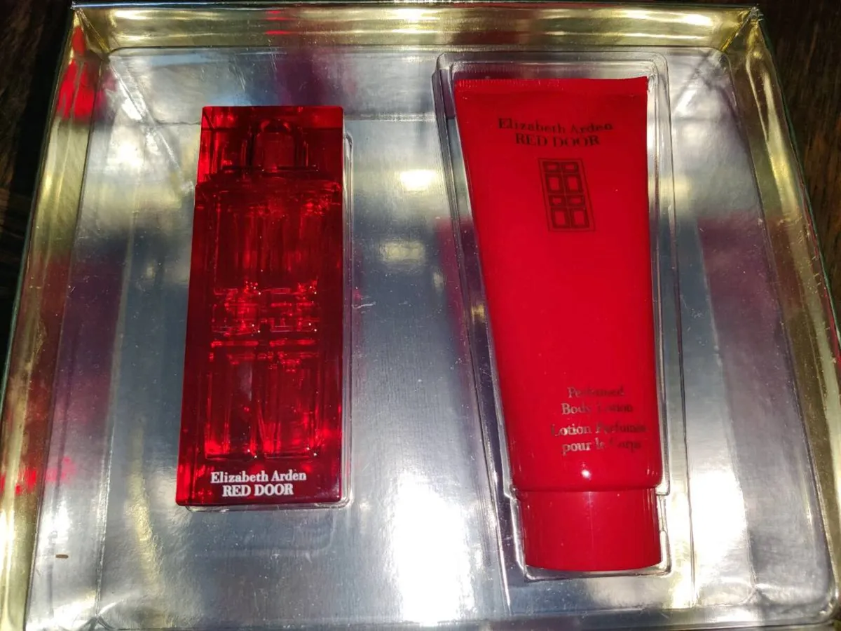 HUGE RED DOOR, ELIZABETH ARDEN, Perfum Set ! - Image 4