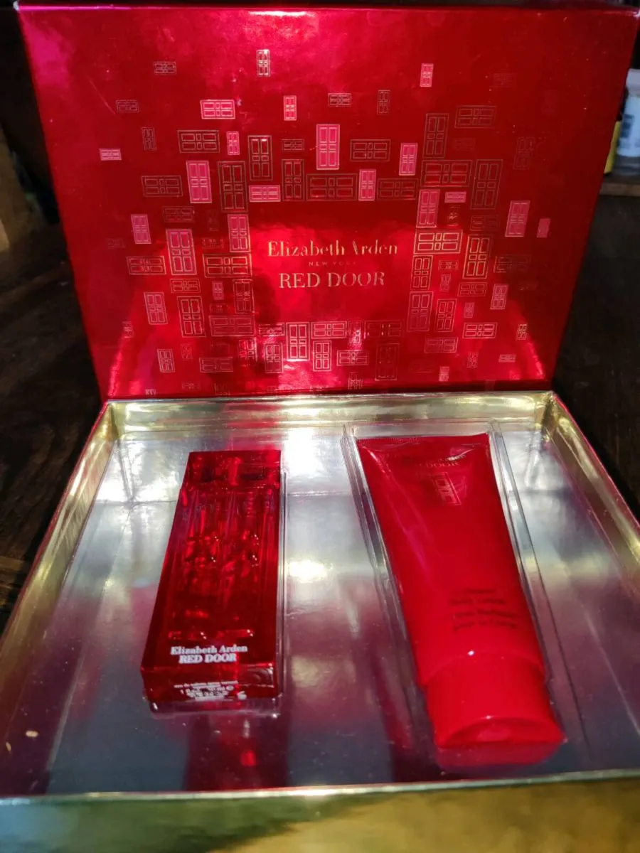 HUGE RED DOOR, ELIZABETH ARDEN, Perfum Set ! - Image 1