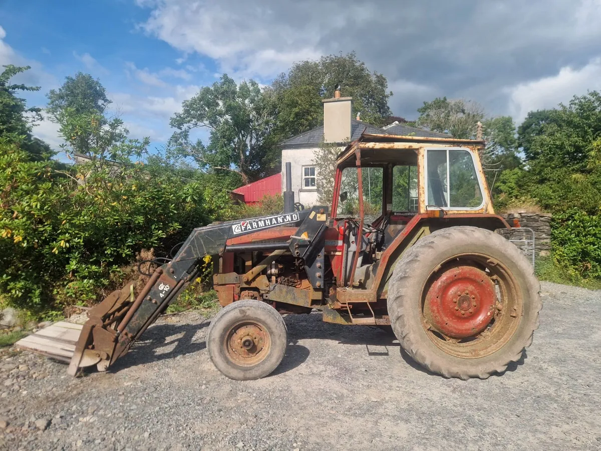 International Harvester Tractor with front loader - Image 2